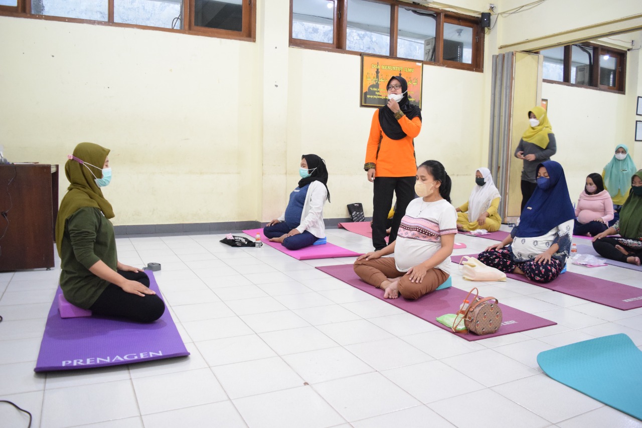 Dosen dan Mahasiswa Kebidanan Unusa Ajak Ibu Hamil Yoga dan Cek Kesehatan Bayi