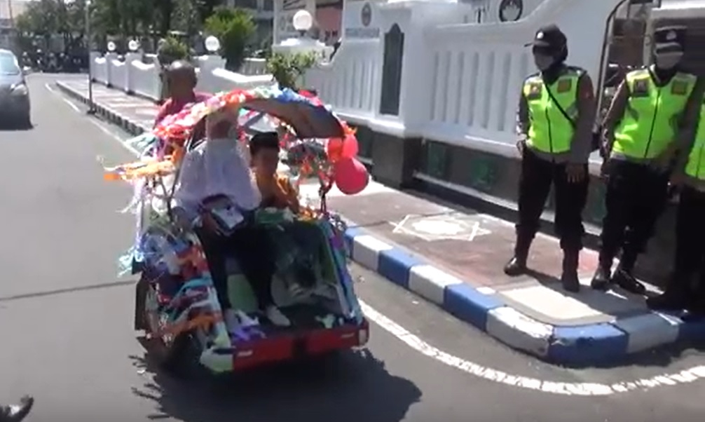 Calon haji Minarto dan Nurul Aini diantar naik becak oleh tetangganya/metrotv