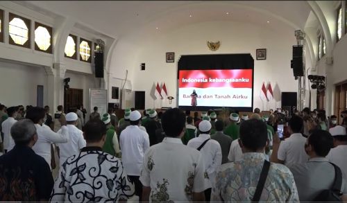 Anggota Khilafatul Muslimin melakukan ikrar setia NKRI dan Pancasila di Balai Kota Surabaya/