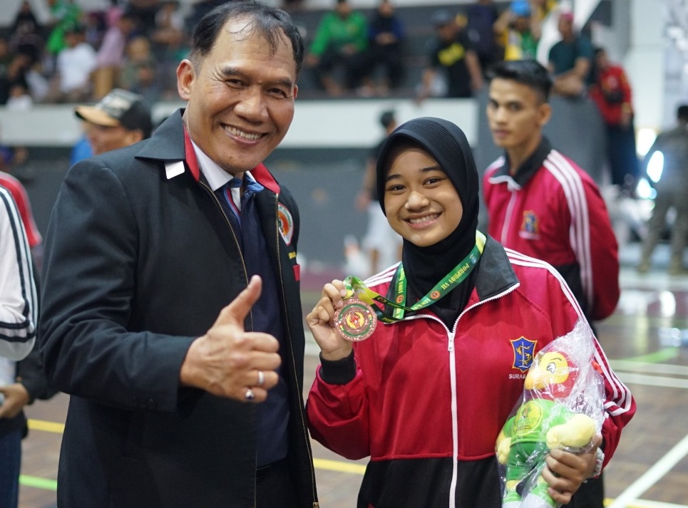  Ketua IPSI  Surabaya, Bambang Haryo Soekartono bersama atlet peraih medali Porprov/ist