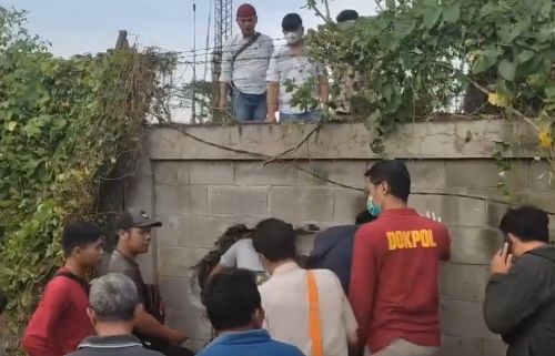 Evakuasi jenazah dua pekerja pabrik gula di Madiun. Dokumentasi/ Metrotv