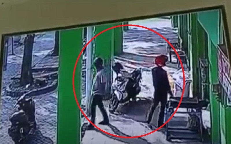 Dua pelaku pencurian di Bojonegoro terekam CCTV (Foto / Istimewa)