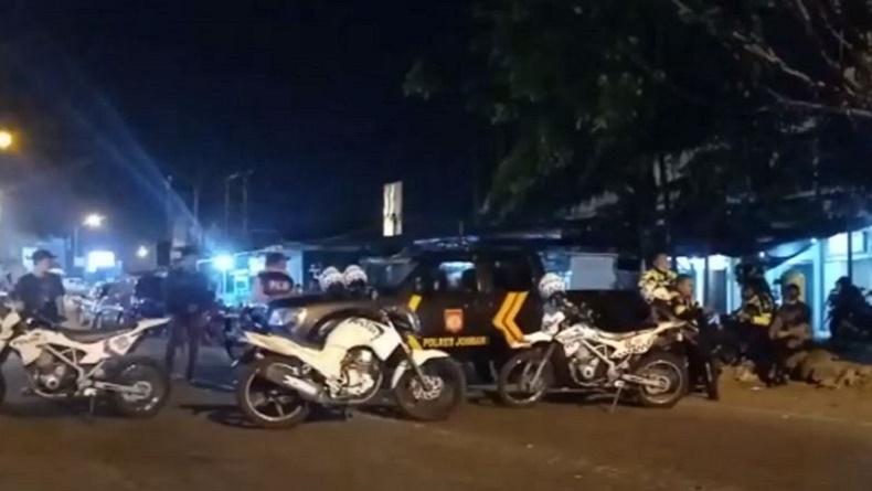 Polisi menutup akses masuk area Ponpes Sidiqiyah saat hendak mencoba melakukan penangkapan terhadap pelaku dugaan pencabulan santriwati, yakni MSA (Foto / Metro TV)