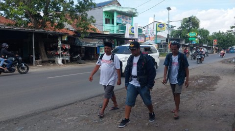Supangat (52) dan rekan-rekannya melakukan aksi jalan kaki Lumajang - Jakarta untuk menemui Jokowi.