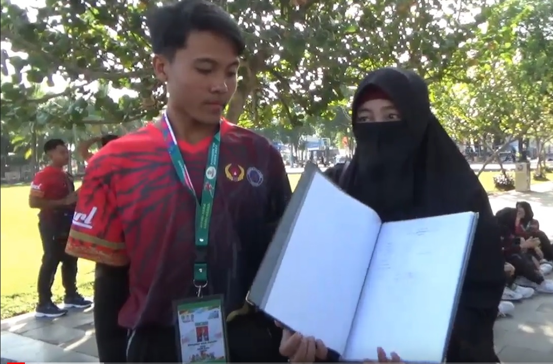 Fitria Desiana Fatmawati saat menunjukkan rapor anaknya Ihsan yang dinyatakan tak naik kelas (Foto / Metro TV)