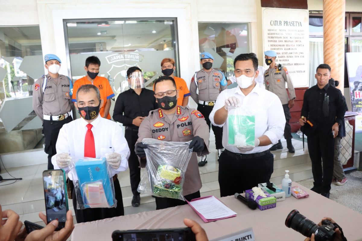 Kapolresta Banyuwangi, Kombes Pol Deddu Foury Millewa menunjukkan barang bukti narkoba yang dibawa 2 pelaku (Foto / Metro TV)