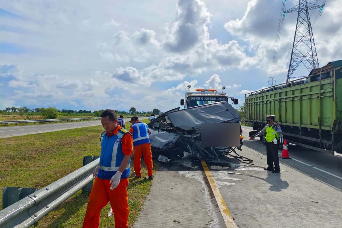 Petugas mengavakuasi mobil Innova yang ringsek usai menabrak truk (Foto / Metro TV)