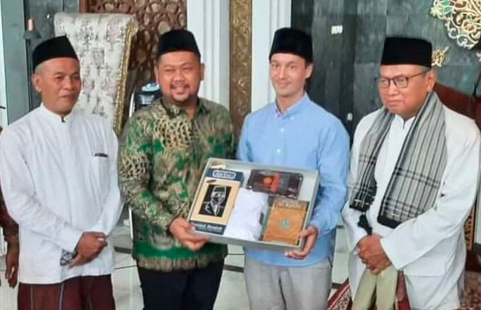 Bupati Gresik Fandi Akhmad Yani menjadi saksi Justin masuk Islam (Foto / Metro TV)