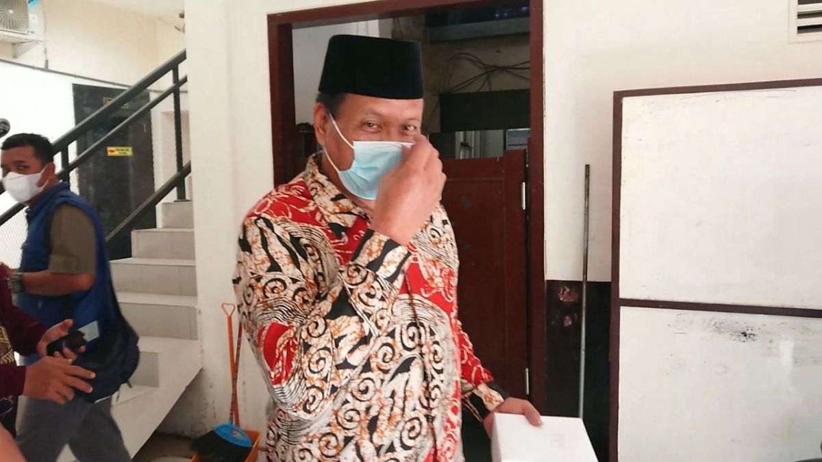  Anggota DPRD Tulungagung, Subani Sirab usai menjalani pemeriksaan sebagai saksi (Foto / Metro TV)