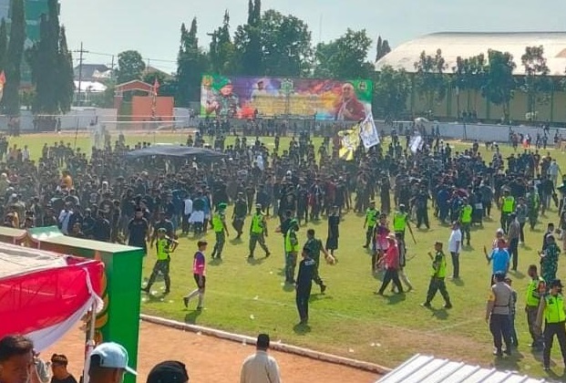 Suporter masuk lapangan saat babak delapan besar Liga Santri/ist