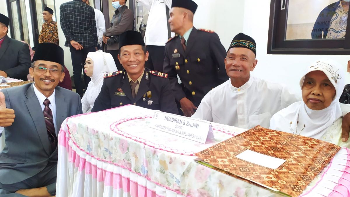 Ngadiran memeluk istrinya Sadini usai melangsungkan akad nikah (Foto / Metro TV)