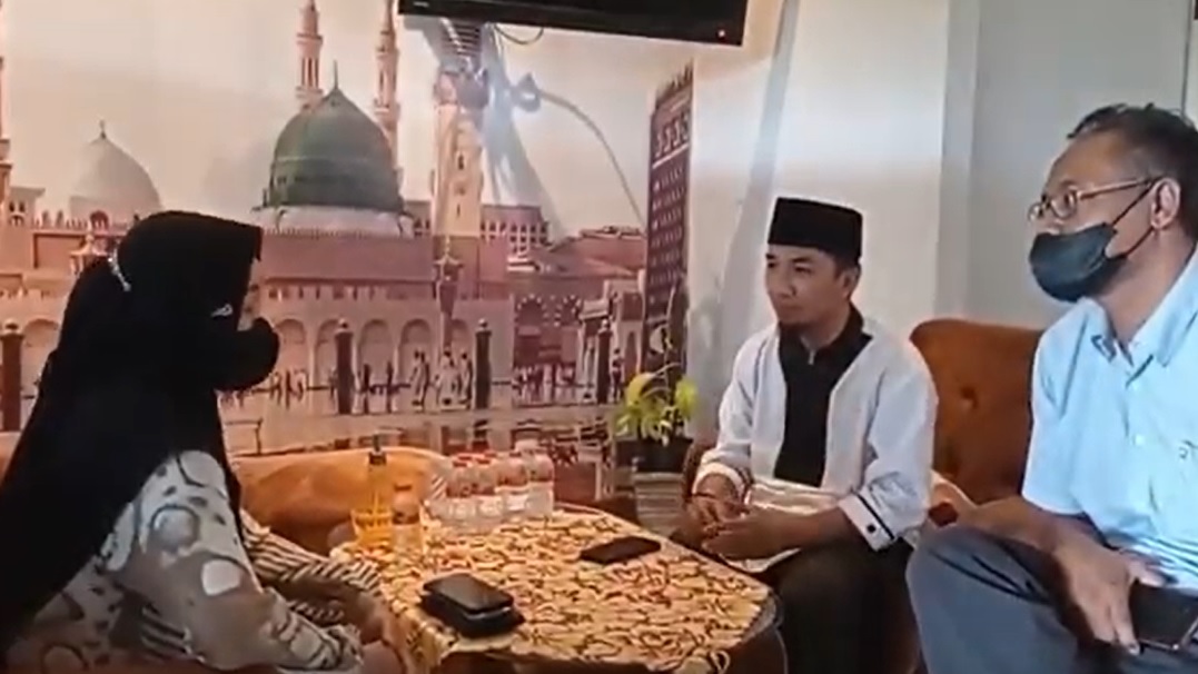 Yuliani, calon haji jalur furoda yang gagal berangkat mendatangi travel di Sidoarjo/metrotv