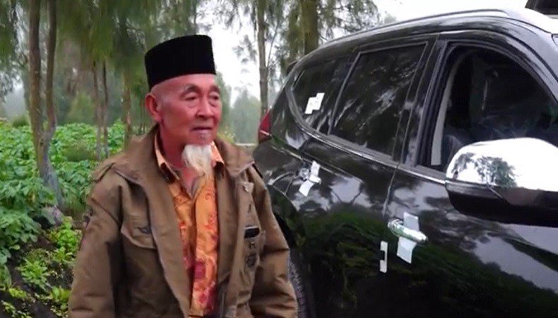 Mbah Kerto saat menaiki Pajero untuk pergi ke sawah (Foto / Istimewa)