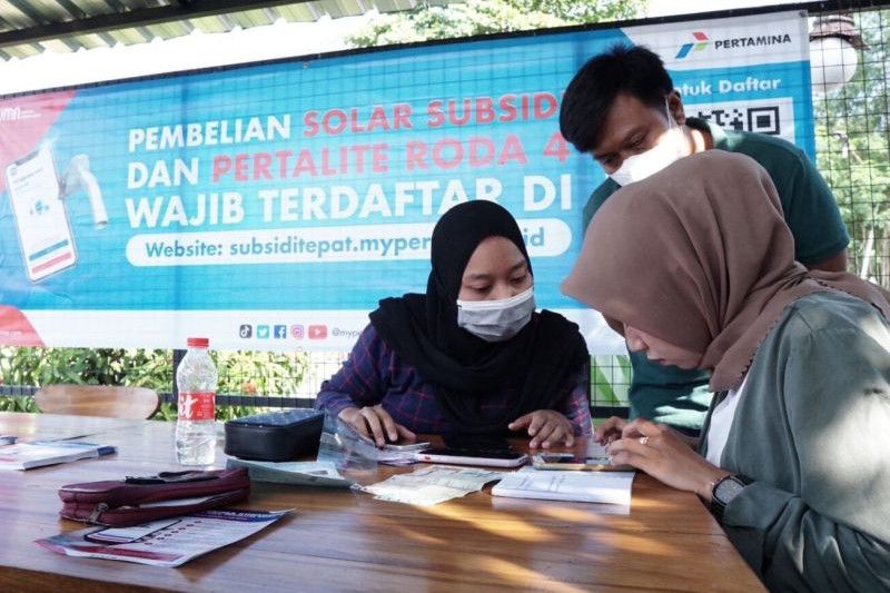 Bagi masyarakat yang tidak memiliki handphone, dapat datang ke booth pendaftaran yang telah disediakan di SPBU Pertamina. Terdapat petugas yang akan membantu masyarakat mendaftar secara langsung. (Foto Pertamina)