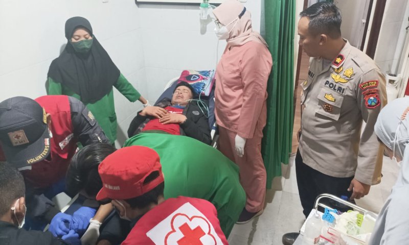 Yurbianto Basri dibawa ke rumah sakit setelah dievakuasi dari bukit Lali Jiwo Arjuno (Foto / Metro TV)