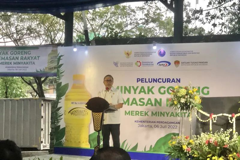 Menteri Perdagangan Zulkifli Hasan saat memberi sambutan pada Peluncuran Minyakita di area parkir Gedung Kementerian Perdagangan di Jakarta, Rabu. (ANTARA/ Sella Panduarsa Gareta)