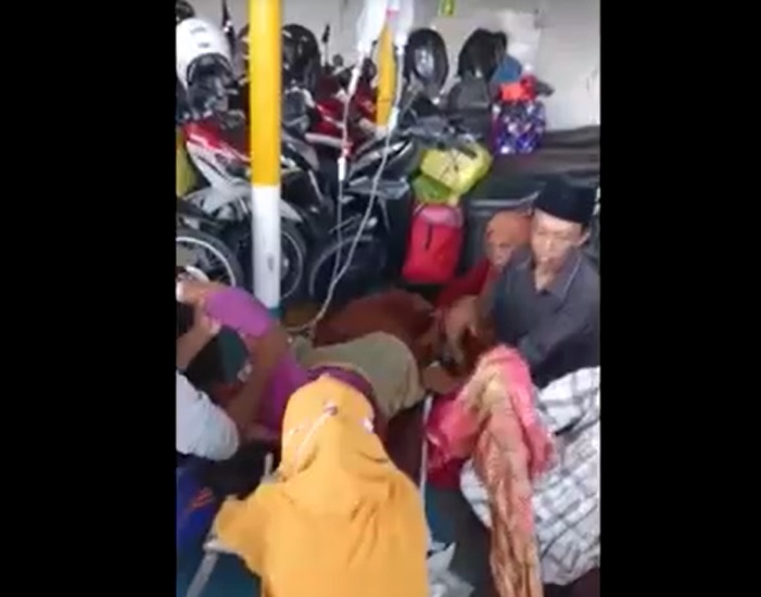 Ibu hamil mendapat perawatan di atas kapal sebelum meninggal/metrotv