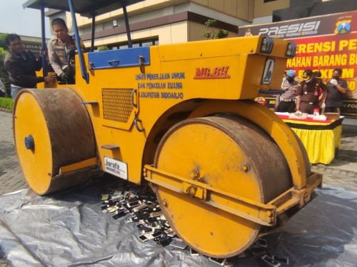 Pemusnahan ratusan barang bukti ponsel di Halaman Mapolresta Sidoarjo/metrotv