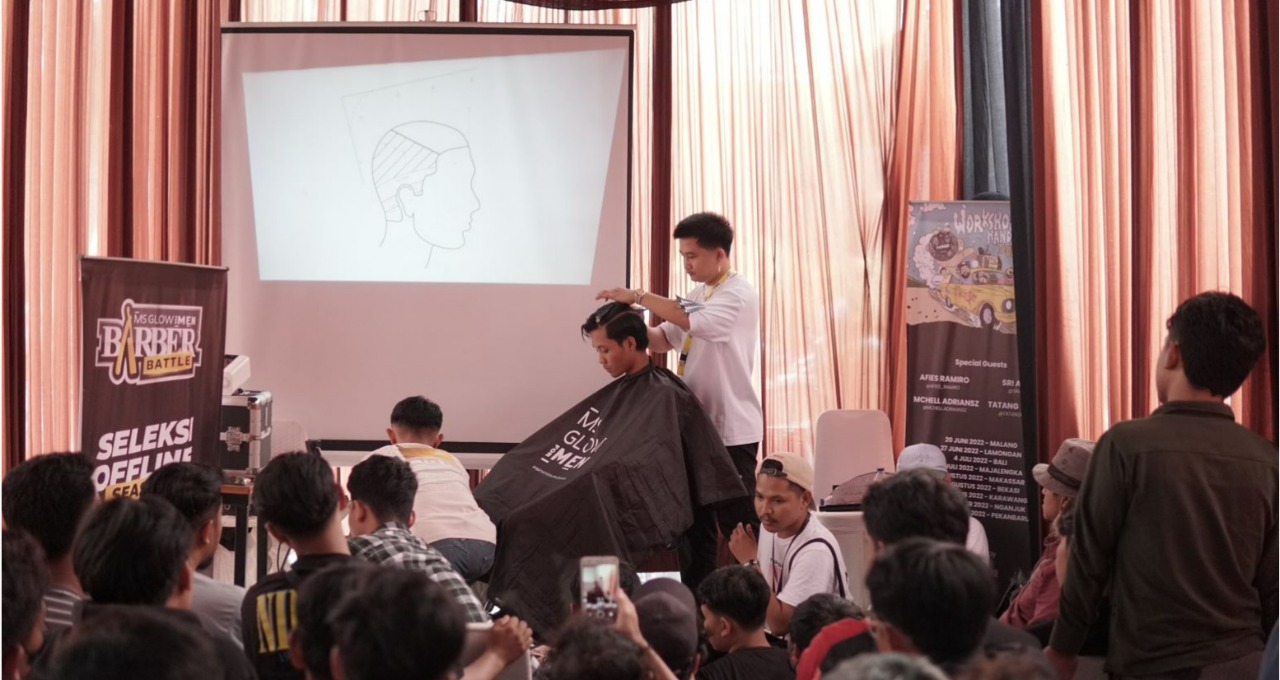 Peserta Workshop & Hands On Tour saat mengikuti teknik memangkas rambut (Foto / Istimewa)