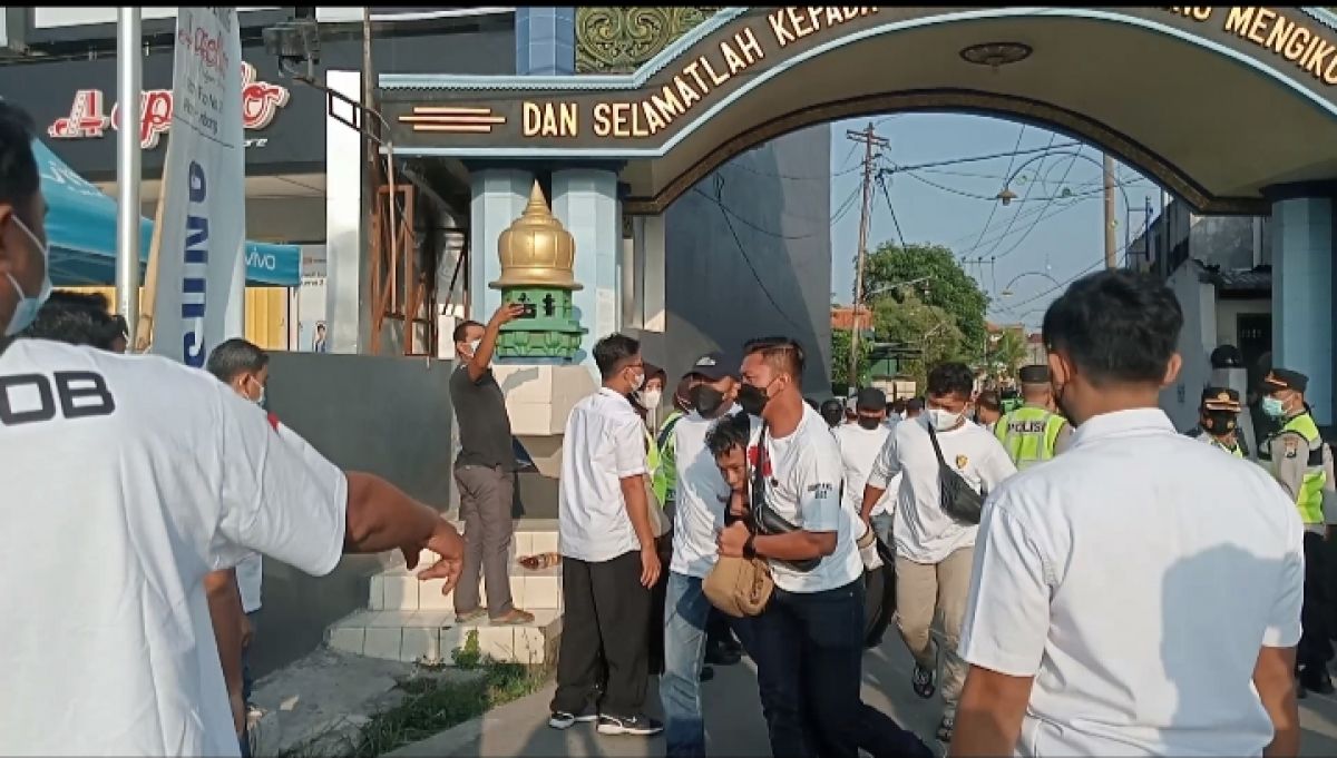 Pendukung MSA ditangkap polisi lantaran mencoba menghalangi polisi (Foto / Metro TV)