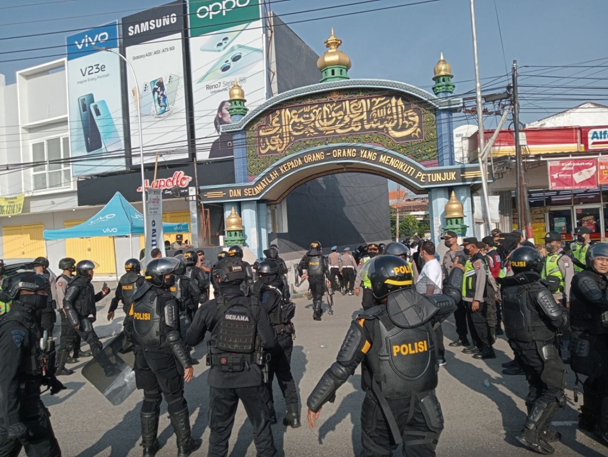 Ratusan anggota Brimob Polda Jatim mengepung Pondok Pesantren Sidiqiyah, Ploso Jombang (Foto / Metro TV)