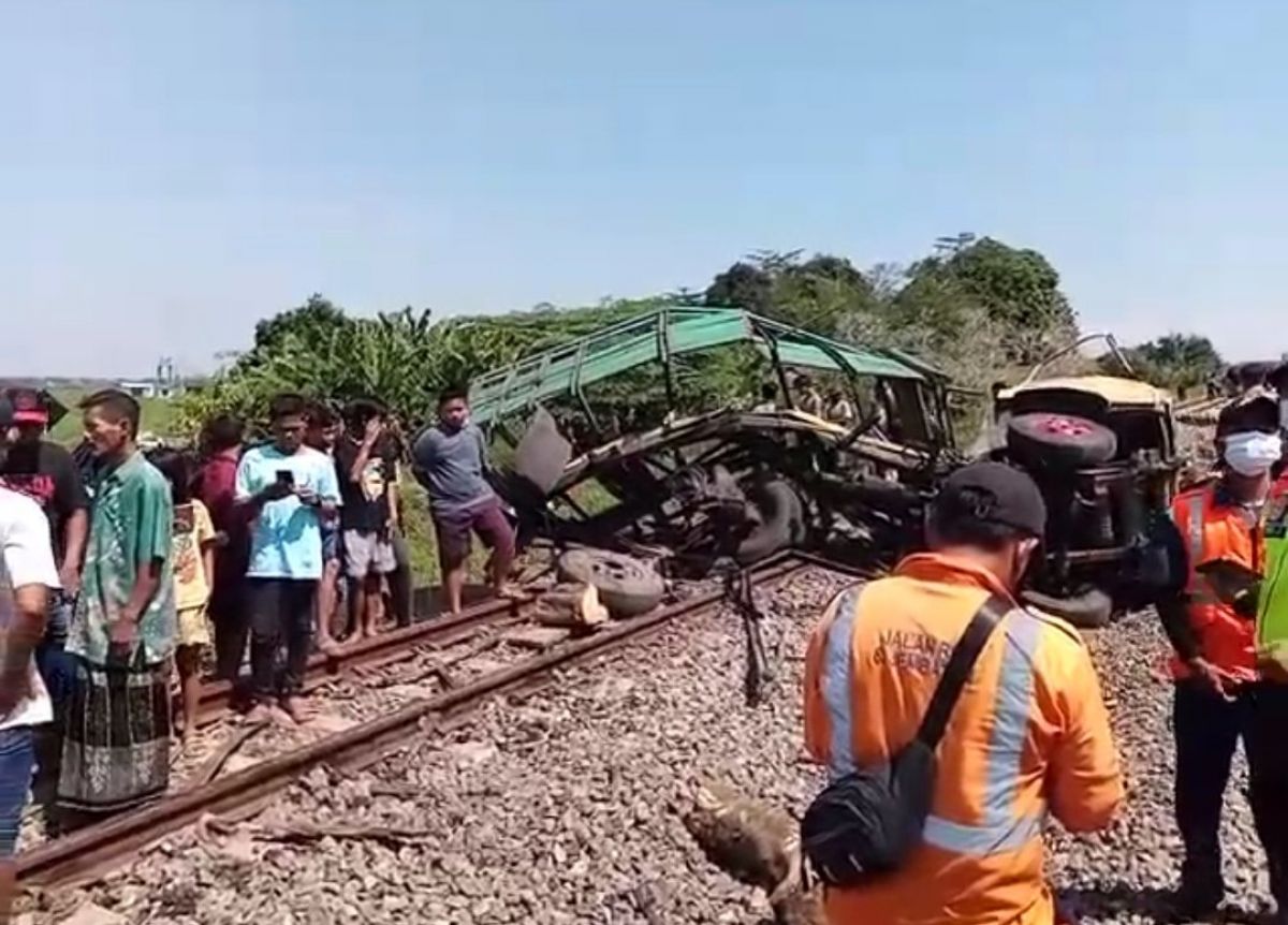KA Logawa Hantam Truk di Sumobito Jombang, 3 Orang Terluka
