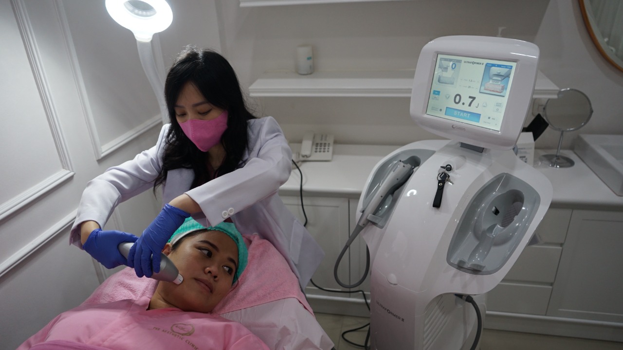 Salah satu pasien menggunakan treatment Ultra Face Lift untuk kulit wajahnya (Foto / Istimewa)