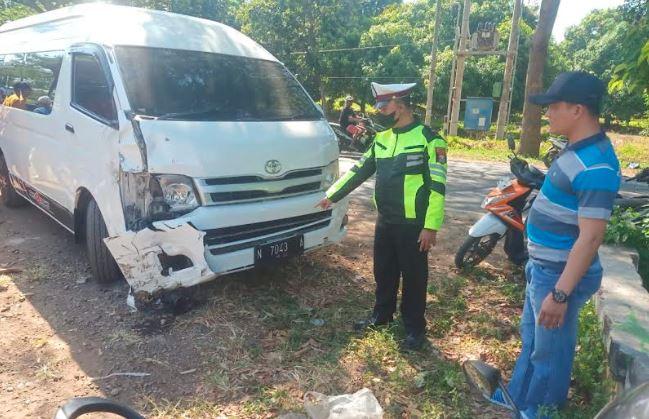 Polisi mengamankan mobil travel yang menewaskan 4 orang sekeluarga di Banyuwangi (Foto / Metro TV)