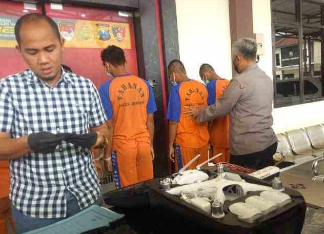 Polisi amankan drone dari simpatisan MSAT (Foto / Metro TV)