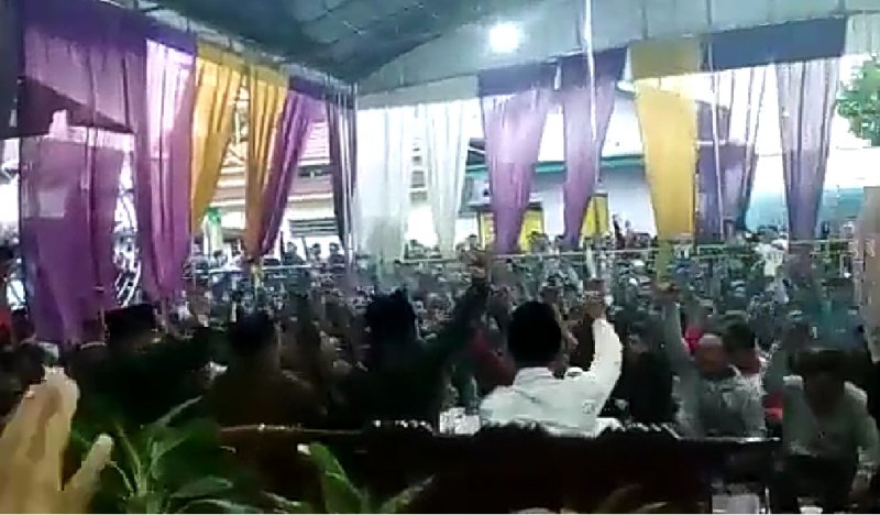 Tangakapan layar video jamaah Shiddiqiyyah mengajak bela Mas Bechi (Foto / Metro TV)