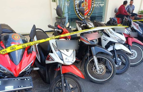 Gerebek Judi Sabung Ayam di Bondowoso, Polisi Amankan Motor Pelat Merah