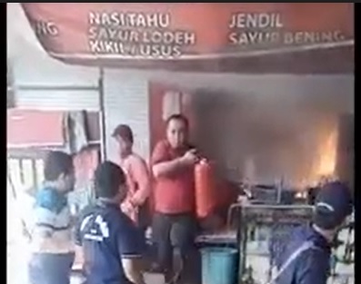 Api berkobar di salah satu warung makan di Pasar PON Blitar/metrotv