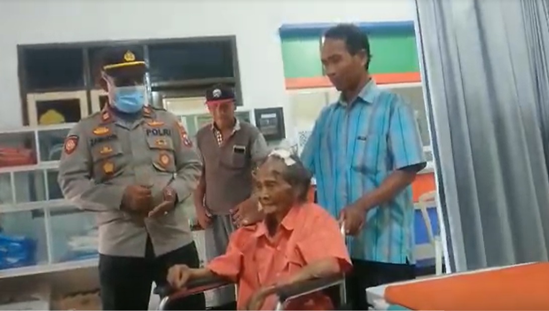 Pohon Tumbang Timpa Rumah, Kepala Nenek Terluka