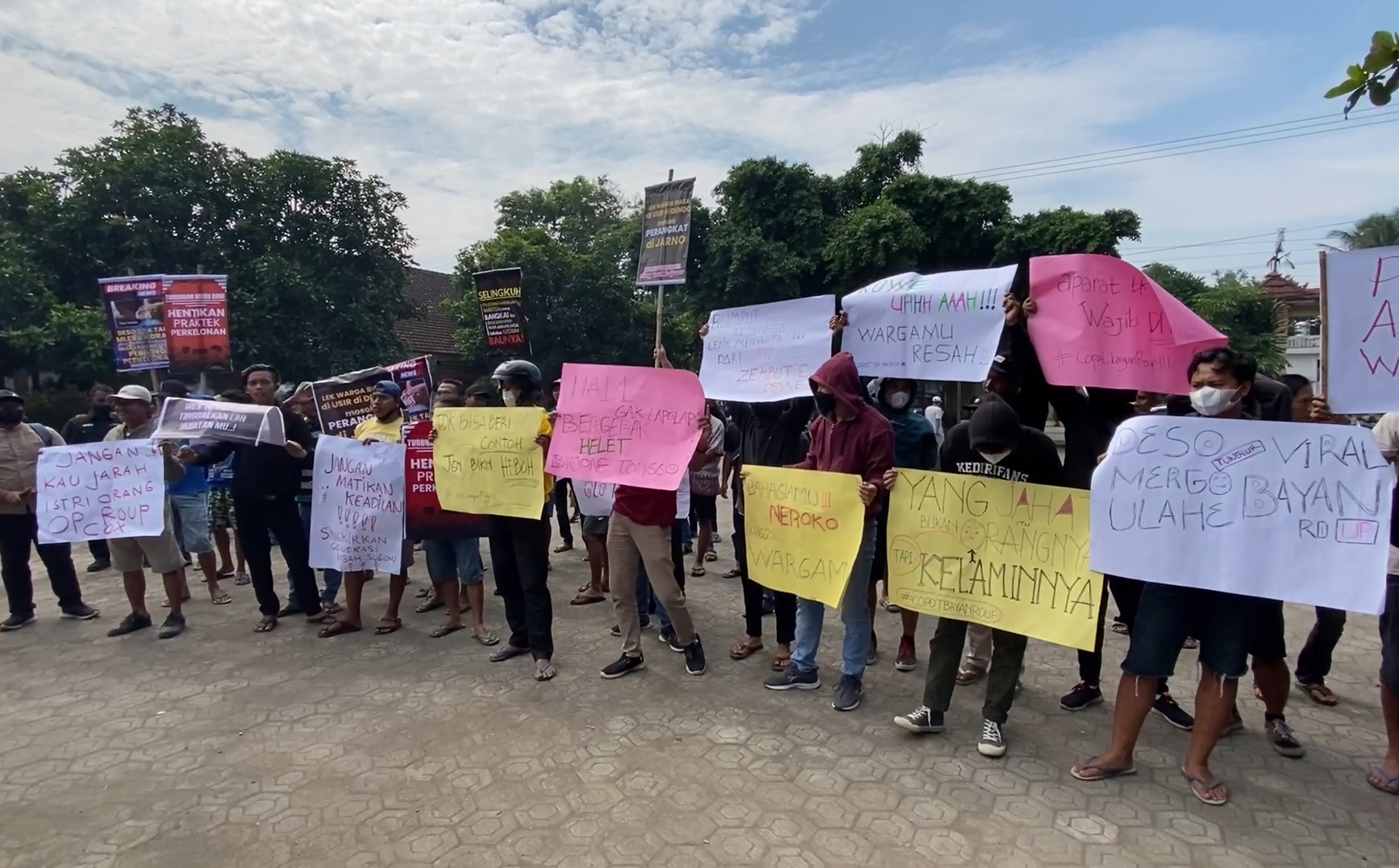Aksi unjuk rasa warga di depan Balai Desa Tunglur, Kecamatan Badas, Kabupaten Kediri/metrotv