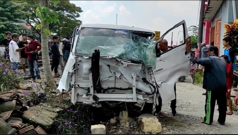 Mobil Pikap di Lamongan Hancur Ditabrak Kereta Api, Begini Kondisi Sopir