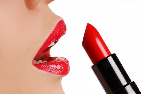 Lipstik jenis creamy memberikan efek dewy pada bibir. Foto: Ilustrasi. Dok. Freepik.com)