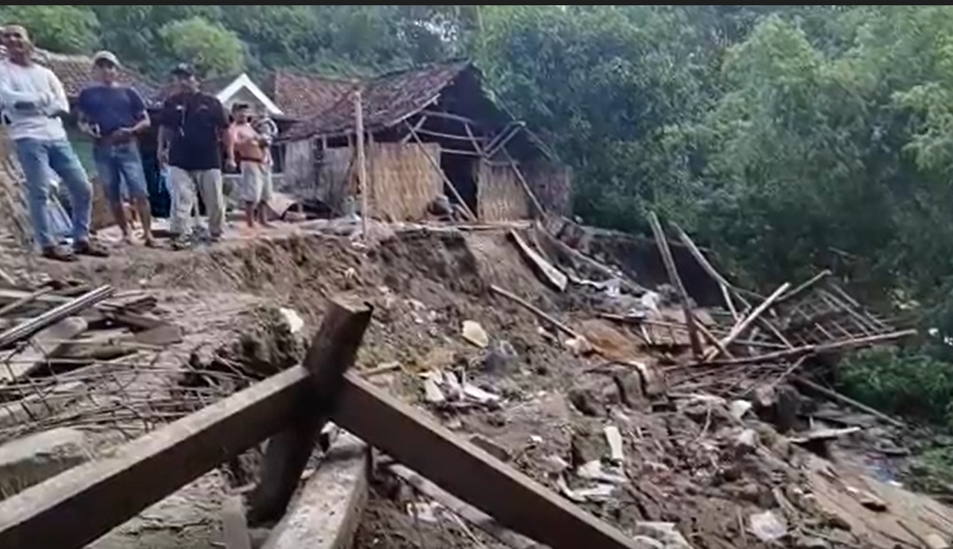 2 Rumah Warga Lamongan Ambruk Terseret Longsor