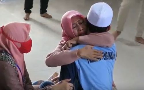 Penghuni Lapas Kelas II A Sidoarjo memeluk bahagia saat dijenguk keluarganya/metrotv