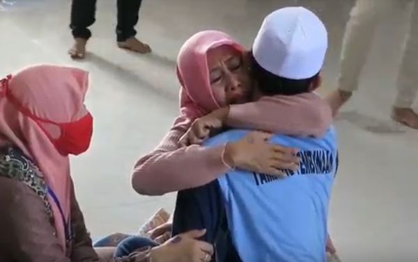 Tangis Bahagia Keluarga Napi Saat Kunjungan Tatap Muka Lapas Dibuka Lagi