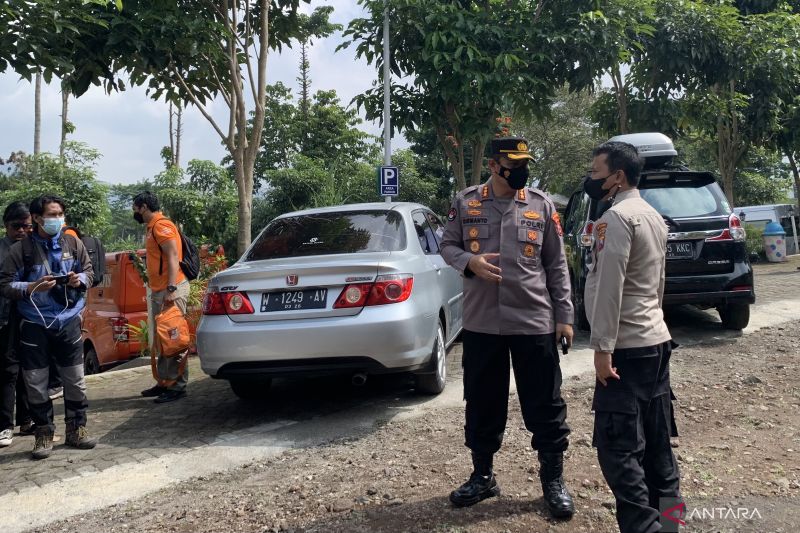 Kabid Humas Polda Jatim Kombes Pol. Dirmanto (kedua kanan)  saat tiba di Sekolah Selamat Pagi Indonesia (SPI) Kota Batu, Jawa Timur, Rabu (13-7-2022)/medcom.id