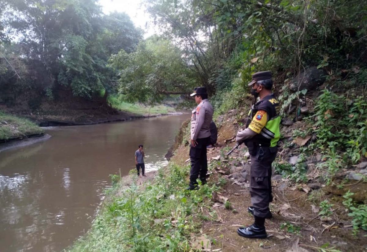 Polisi melakukan olah TKP di Sungai Welang, Pasuruan (Foto / Metro TV)