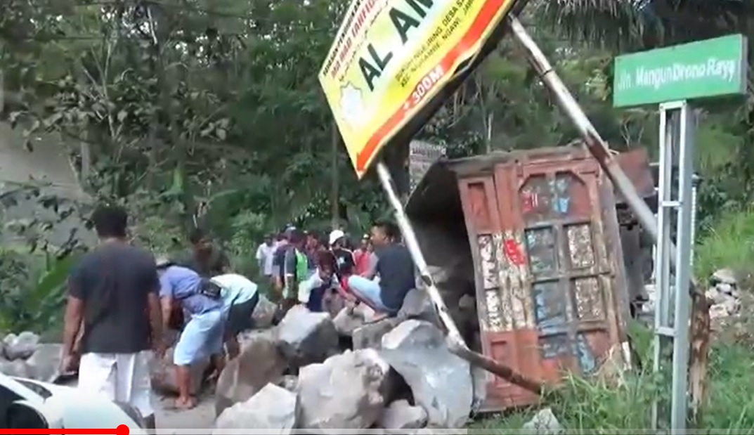 Truk Terguling, Sopir Tewas Tertimpa Batu