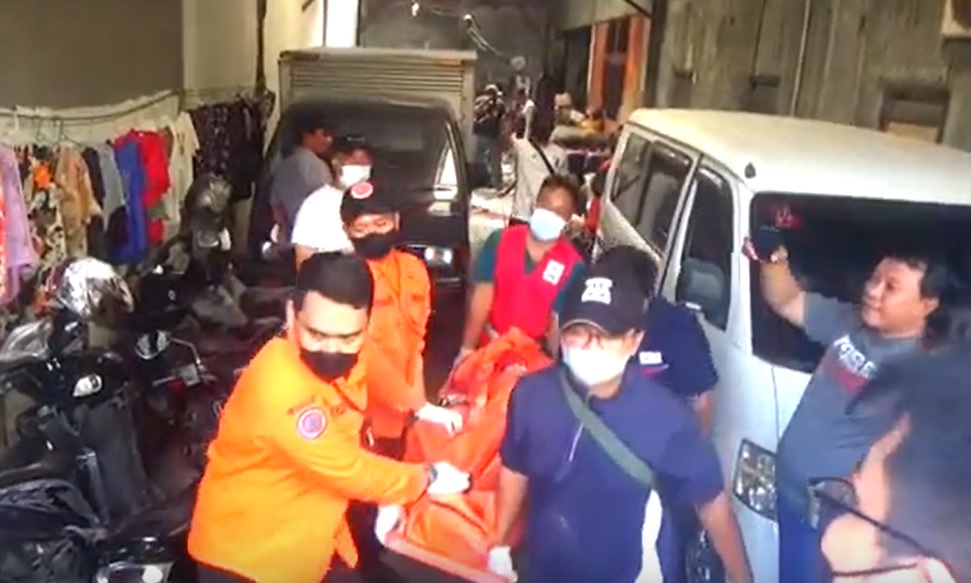 Petugas mengevakuasi jenazah teknisi tabung apar yang tewas akibat ledakan/metrotv