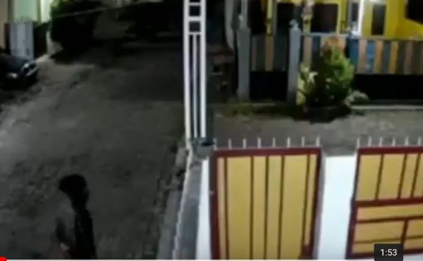 Pria Bercelurit Teror Warga Perumahan Salamah Garden