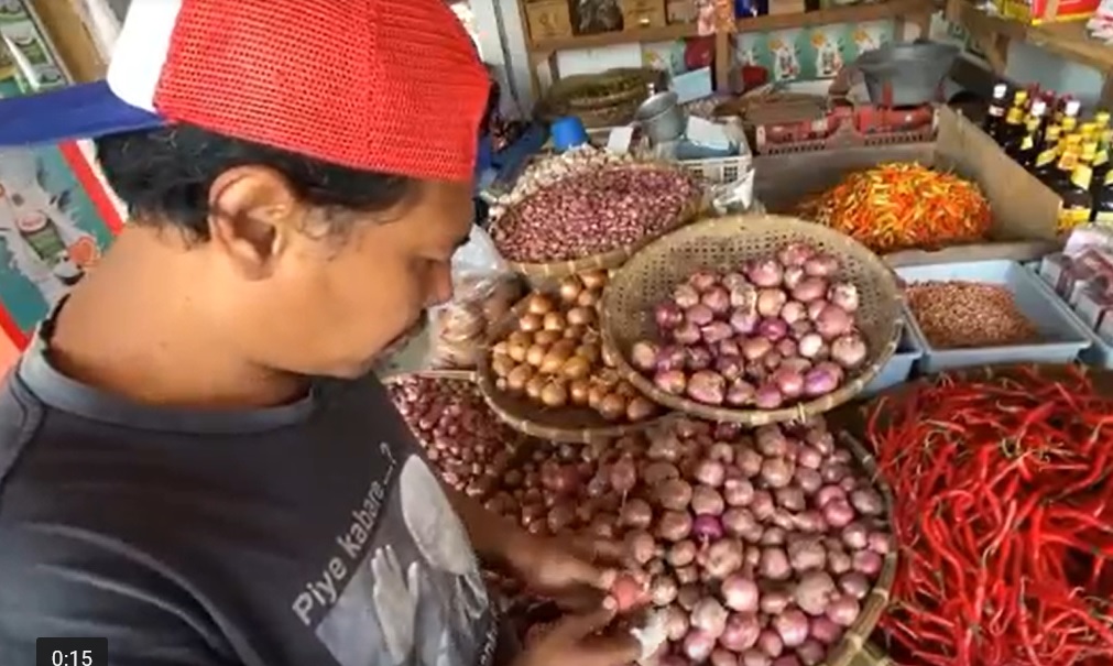 Penjual bawang impor di Pasar Legi Blitar/metrotv