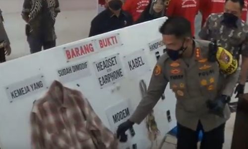 Petugas menunjukkan barang  bukti komplotan joki UTBK-SBMPTN (Foto / Metro TV)