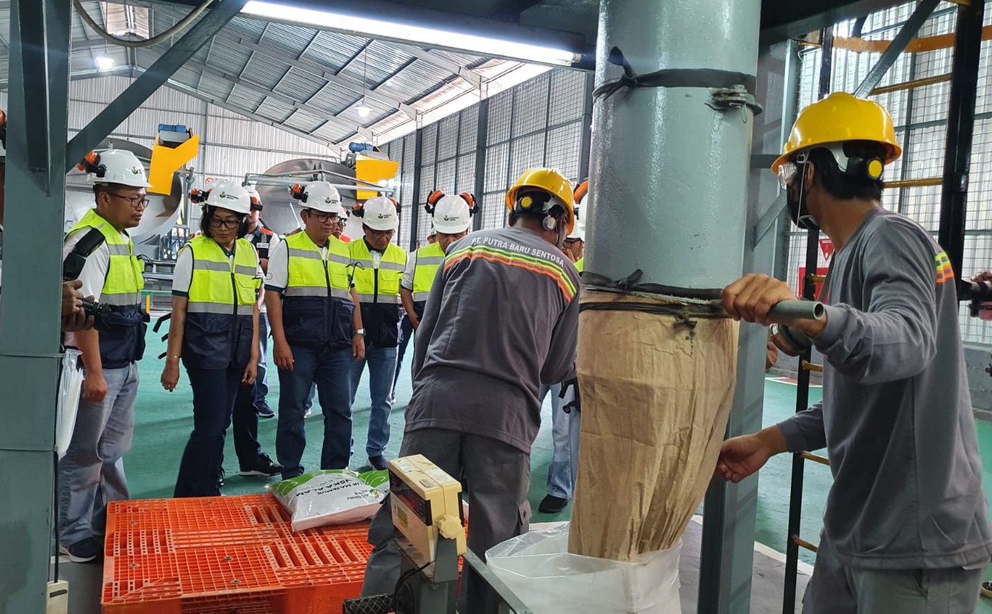 Dirut Petrokimia Gresik Dwi Satryo Annurogo (tiga dari kiri ) saat meninjau produksi pabrik pupuk NPK organik, Minggu 17 Juli 2022 (Foto / Metro TV)