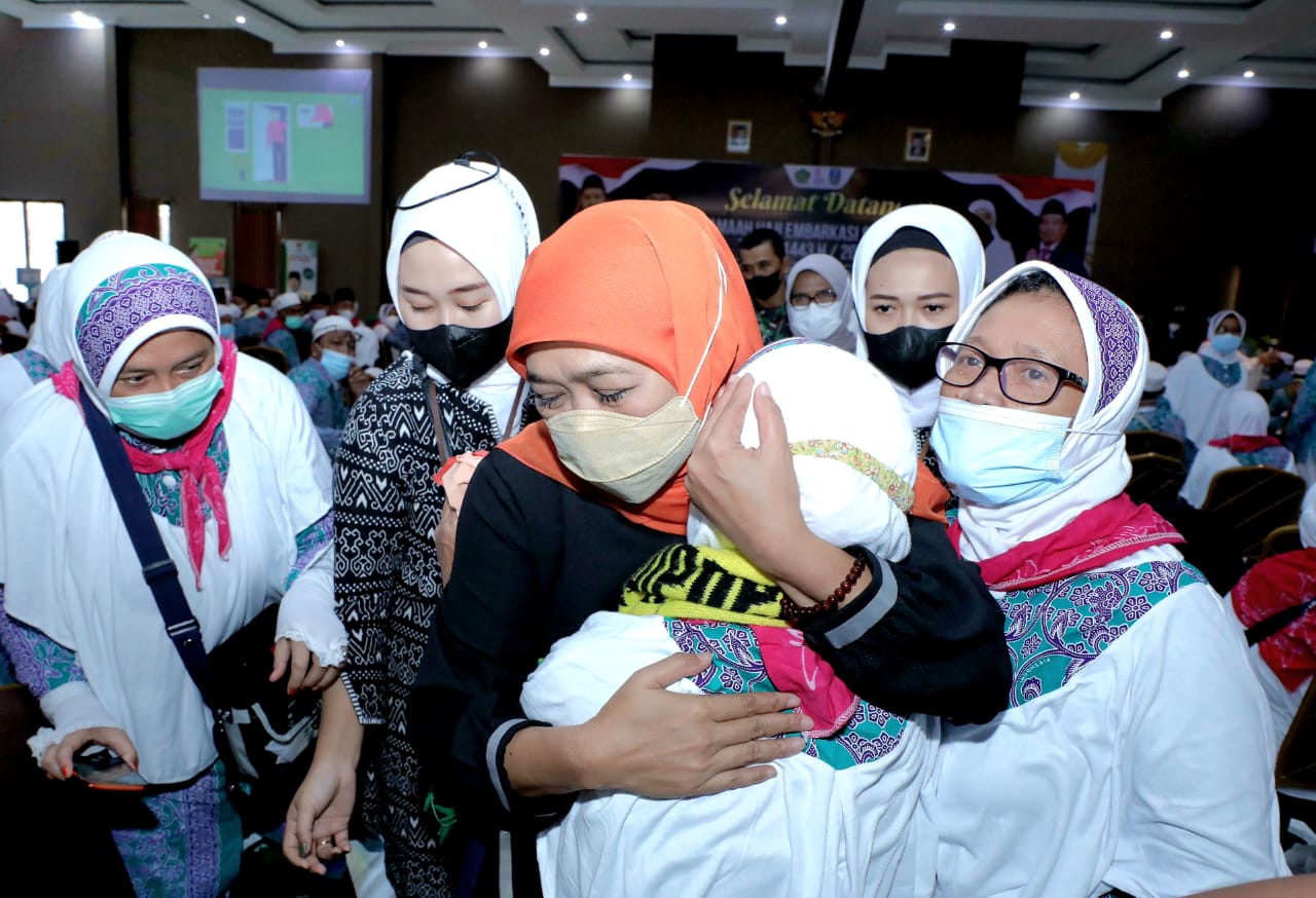 Gubernur Jawa Timur (Jatim) Khofifah Indar Parawansa saat memantau skrining jamaah haji yang datang ke Tanah Air (Foto / Hum)