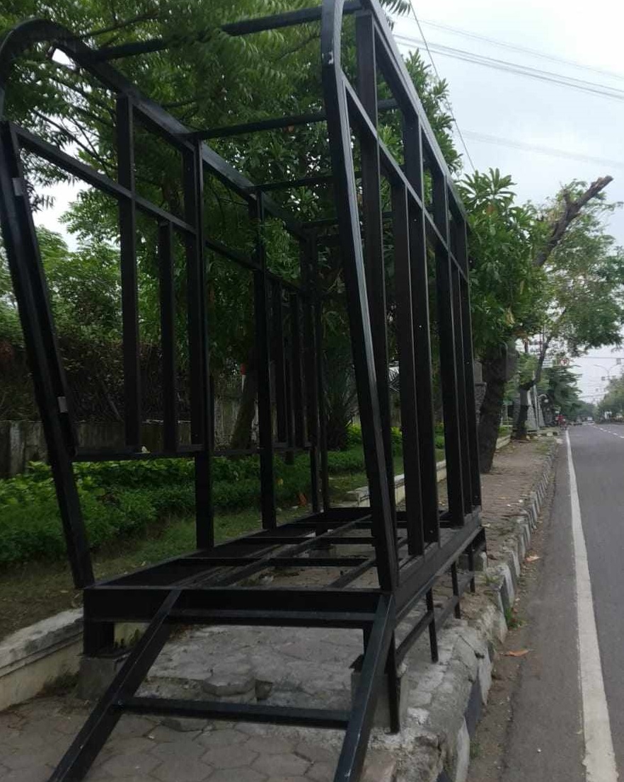 Sejumlah rangka halte trayek bus Gresik-Sidoarjo sudah terpasang di beberapa titik di jalan protokol Gresik (Foto / Istimewa)