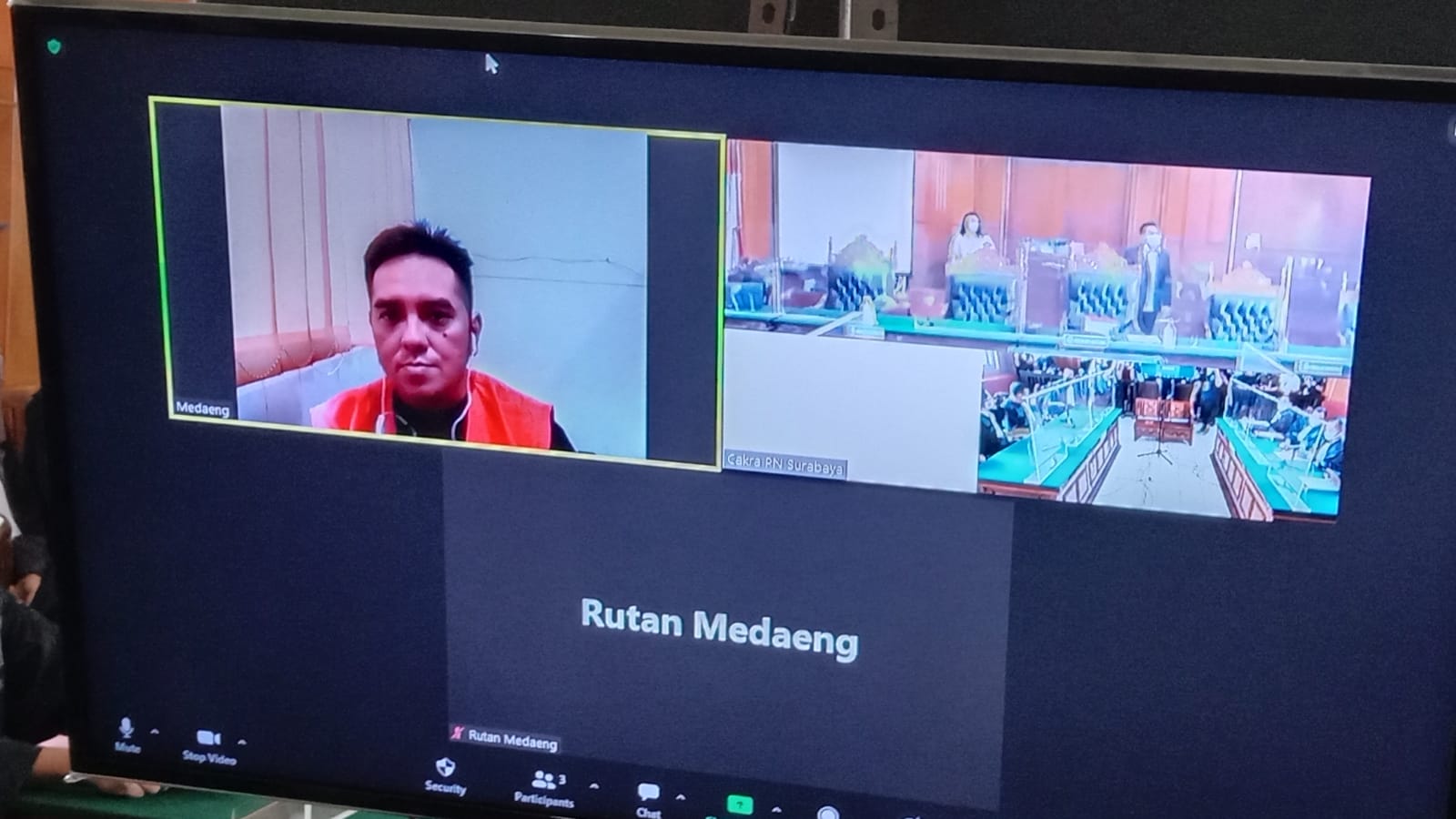 Terdakwa Moch Subkhi Azal Tsani saat menjalani sidang virtual di Pengadilan Negeri Surabaya (Foto / Metro TV) 